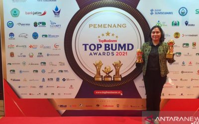 Direktur Perumda Tirta Senentang Sintang Jane Elisabeth Wuysang raih Top CEO BUMD 2021