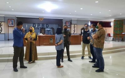 Direktur Perumda Air Minum Tirta Senentang Kabupaten Sintang Dr.Jane E. Wuysang, MT menghadiri Rapat kerja Pansus II DPRD Kabupaten Sintang mengenai Raperda tentang Penyertaan Modal Pemerintah Daerah