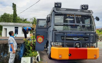 Suplai air bagi kebutuhan armada pengamanan Kepolisian Resort Sintang yaitu mobil watercanon