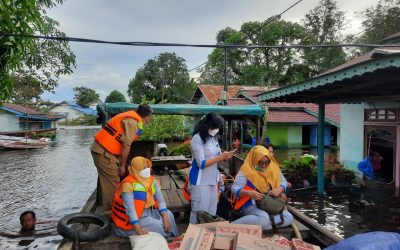 Perumdam Tirta Senentang Sintang memberikan bantuan kepada korban banjir