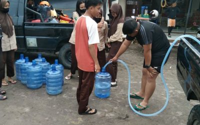 Perumda Tirta Senentang distribusikan air siap minum kepada korban banjir