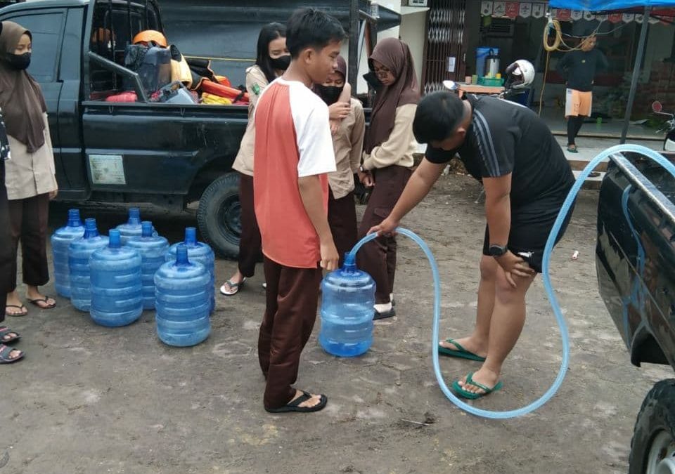 Perumda Tirta Senentang distribusikan air siap minum kepada korban banjir