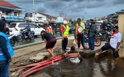 Evakuasi mobil yang tersangkut dalam parit dan menimpa Pipa Distribusi Perumdam Tirta Senentang