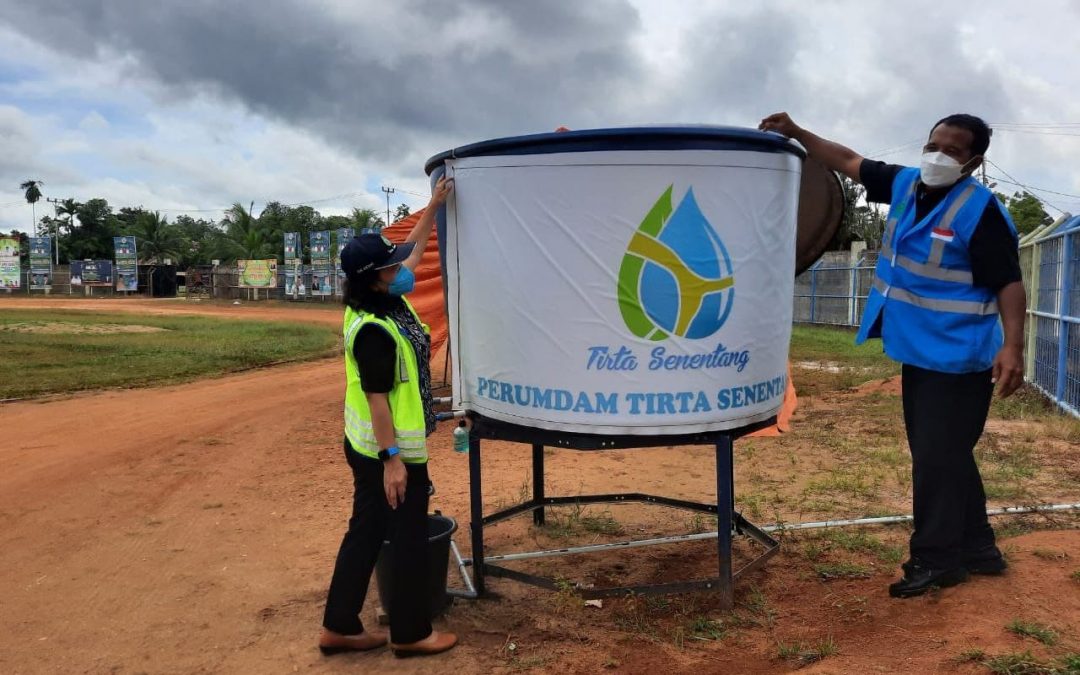 Direktur Perumdam Tirta Senentang Sintang Dr. Jane E Wuysang, MT meninjau ketersediaan air bersih di beberapa lokasi pelaksanaan MTQ XXIX Tingkat Provinsi Kalimantan Barat Tahun 2021