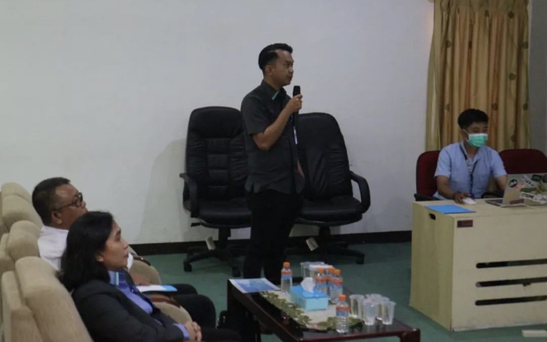 Tim PPID menyampaikan Presentasi Monev Komisi Informasi Kalimantan Barat