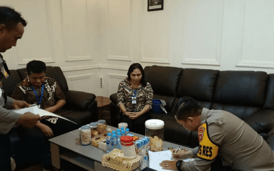 Direktur Perumdam Tirta Senentang Dr. Jane E Wuysang, MT bersama dengan Kapolres Sintang AKBP Tommy Ferdian, S.I.K., M.Sc. menandatangi Kontrak Kerjasama Jasa Bantuan Pengamanan di Wilayah Kerja Perumdam Tirta Senentang Kabupaten Sintang