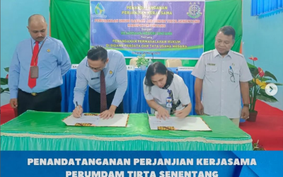 Direktur Perumdam Tirta Senentang Sintang Dr. Jane E Wuysang, MT didampingi Dewan Pengawas Perumdam Tirta Senentang Helmi, S. Sos, M. Si, bersama Kepala Kejaksaan Negeri Sintang Aco Rahmadi Jaya, S.H., M.H menandatangani Perjanjian Kerjasama Penanganan Permasalahan Hukum di Bidang Perdata dan Tata Usaha Negara